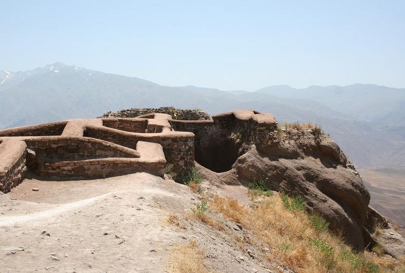 نمای بالای قلعه الموت