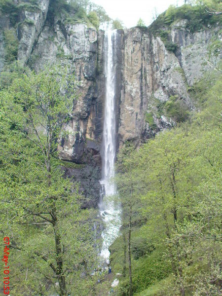 450px-Waterfall_Laton