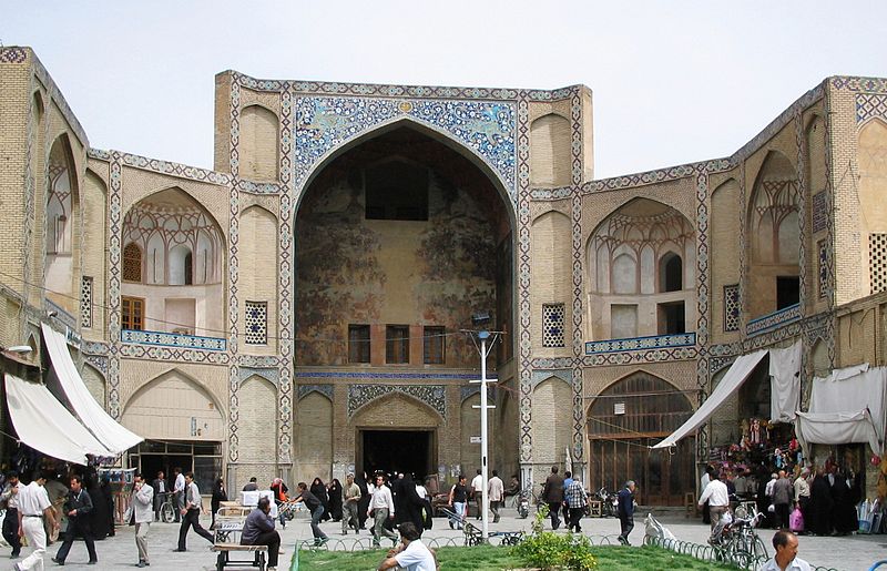 یکی از چندین ورودی بازار اصفهان