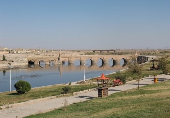 Varzaneh Bridge